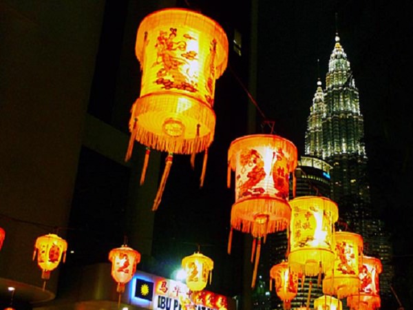 In Malaysia, the Mid-Autumn Festival is a season of festivals
