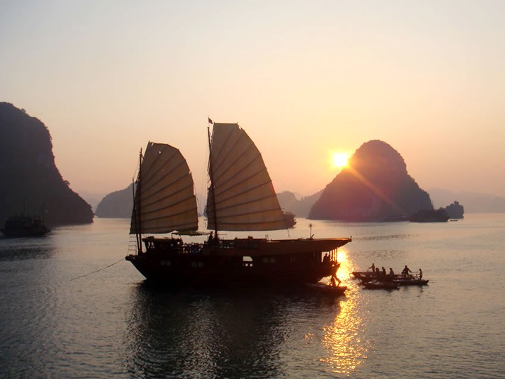 Night cruise in Halong Bay and contemplate the sunset - unforgettable experience 